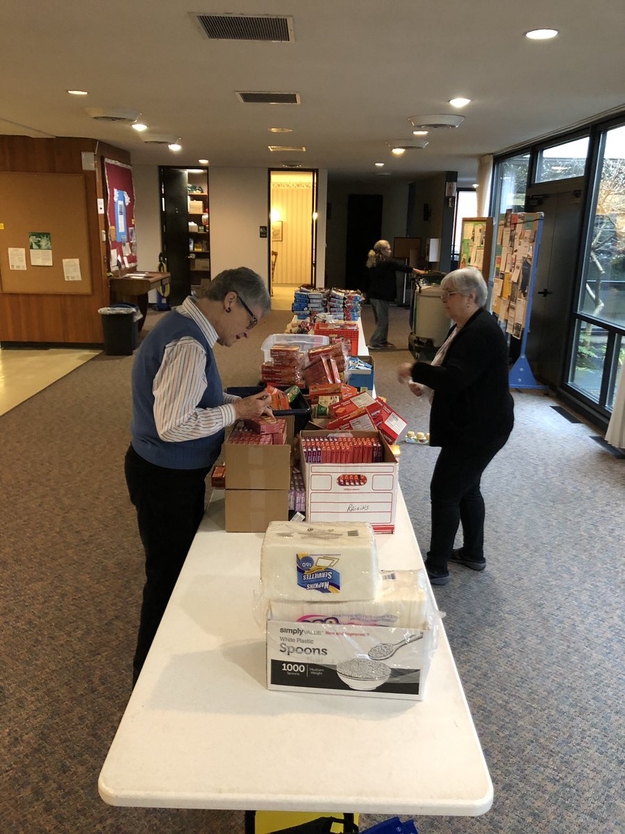 restorefumc's tweet photo. Join us at 10am in the fellowship hall (1376 Olive Street) to prepare lunch bags for our neighbors :) #serve #eugene #oregon https://t.co/3MVk1VAkay