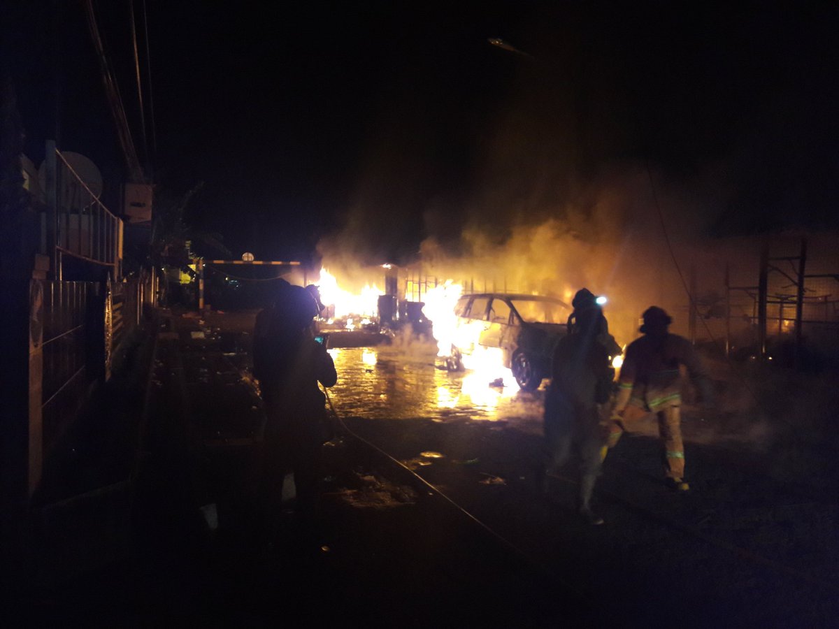TRCBPBDDIY's tweet photo. Sekitar pukul 22.30 terjadi kebakaran kios dan mobil inova L1853 IS di TKP Senopati, sudah padam dan pendinginan oleh PBK Kota Yogyakarta @BPBD_Kota_Yogya @polresjogja @TRCBPBDDIY https://t.co/RvuIlZxhb9