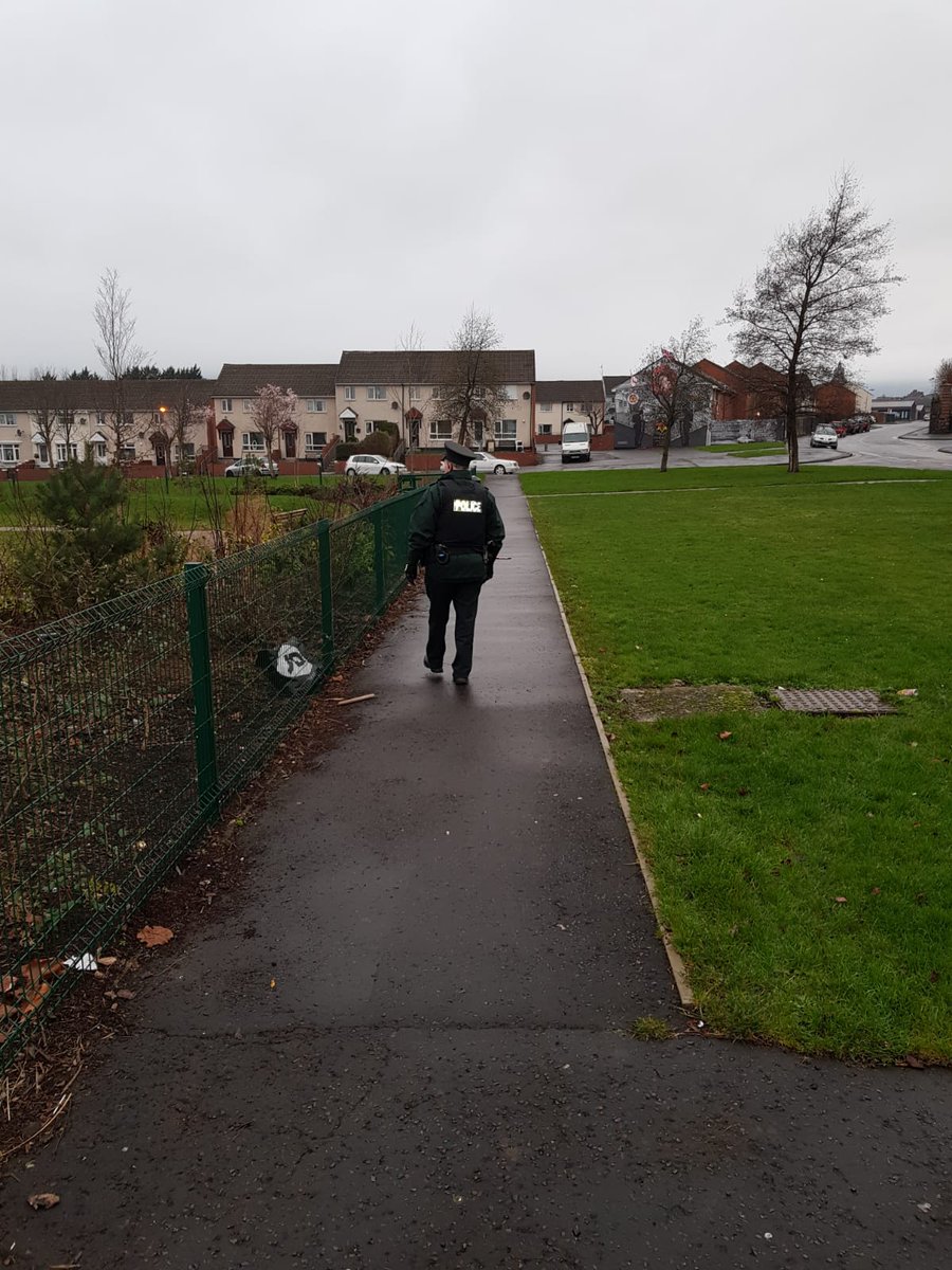 PSNIBelfastN's tweet photo. Court North NPT officers out on the beat in #LowerShankill this afternoon #allQsofar https://t.co/azcIjCP9w9