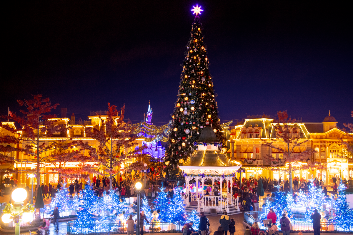 DisneylandParis's tweet photo. Le Noël Enchanté Disney touche à sa fin… Quels sont vos plus beaux souvenirs de cette période festive ?🎄 🎁 https://t.co/J5m81V3DJ4