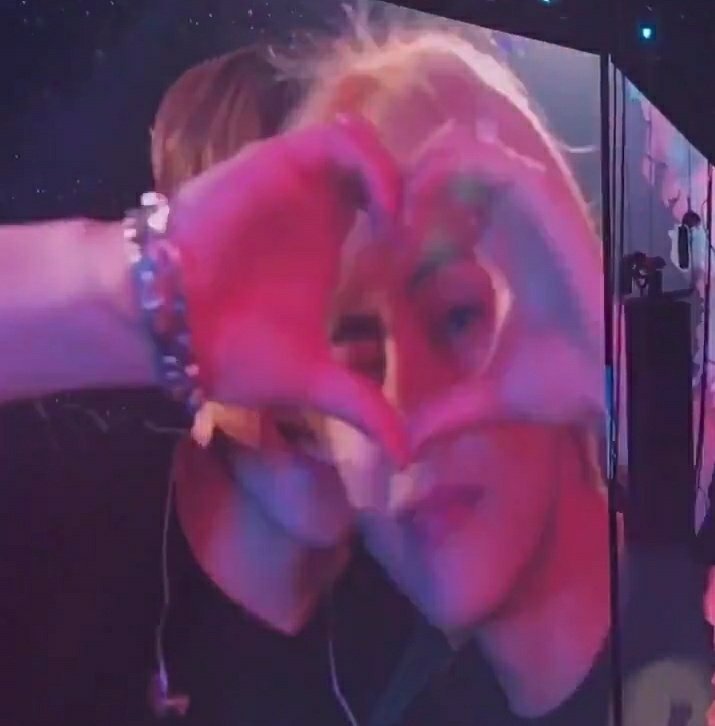 InnocentBunnyKT's tweet photo. @BTS_twt I love you so much it hurts https://t.co/7p4VuCEErx