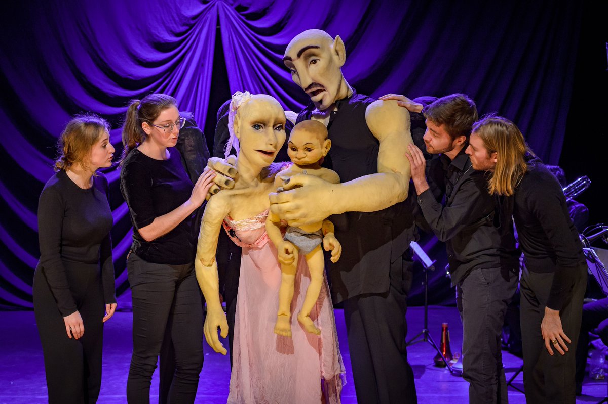 dudapaivacom's tweet image. Zit je er klaar voor? DPC en @jongNBE zijn tussen NU en 19.15 LIVE op NPO2 bij @PodiumWitteman met een fragment uit De Sprookjeskonigin! Yes!
#desprookjeskoningin #liveoptv #theater #poppen #muziek #purcell #podiumwitteman 
Foto: Wim Lanser