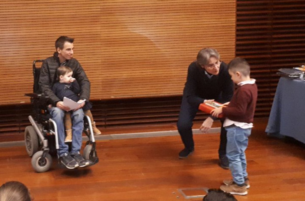ManuelaCarmena's tweet photo. Mis compañeros Marta Higueras y @pabloMP2P están repartiendo los regalos a niños y niñas a cuyas casas no han podido llegar los Reyes Magos. Como prometimos ayer, en el Ayuntamiento también estamos para subsanar estos pequeños errores. #FelizDíaDeReyes https://t.co/KjmAEmUFTR