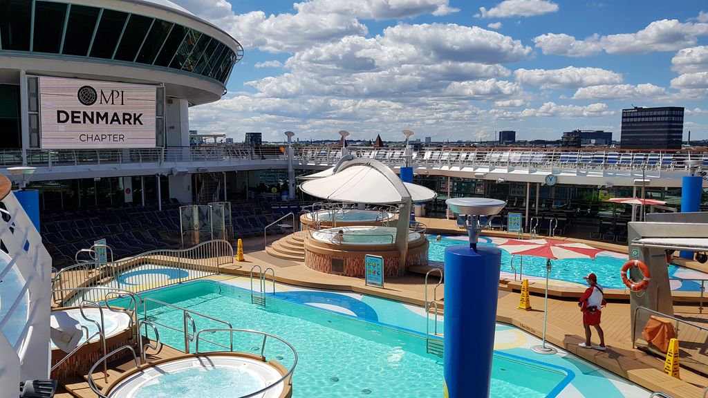 CruiserByHeart's tweet image. Want your name on the #BigScreen? Ask me, I know how 😉 
#YourLogo #CustomizedEvents #EventsAtSea #ConferencesAtSea #ConferenceCruises #MeetingProfs #EventDesigners #Cruise #CruiseShip #CruiseShips #CruiseShips #ComeSeek #RoyalCaribbean #NavigatorOfTheSeas #CruiserByHeart