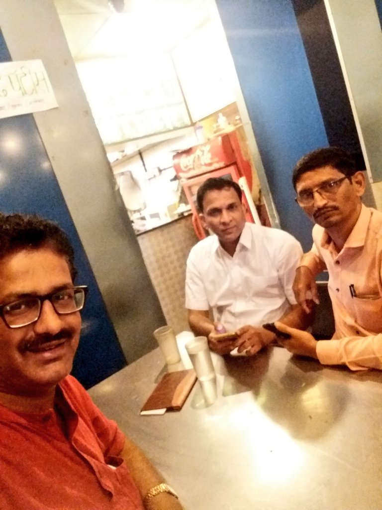 ANILGALGALIRTI's tweet photo. दादर पश्चिम शिवाजी पार्क येथील जिप्सी कॉर्नर मध्ये माझ्यासोबत डॉ संजय ठाकूर आणि विनोद साडविलकर #जिप्सीकॉर्नर  #शिवाजीपार्क #अनिलगलगली #GYPSYCORNER https://t.co/vgw4UTsExF