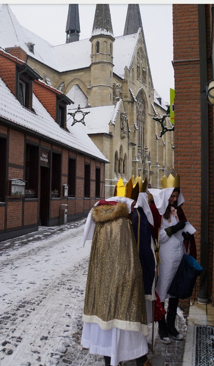 Ich war auch mal mit SternsingerInnen unterwegs: in Roxel. Und das vor mittlerweile zwei (!) Jahren. So war's:

valerieundderpriester.de/sternsingerakt…

#erinnerungen 
#heiligedreikönige