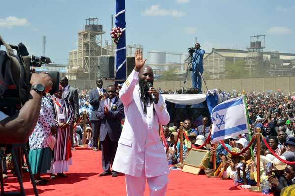 solo_ambuku's tweet photo. Well, speaking to @citizentvkenya on phone on Sunday, @StateHouseKenya Spokesperson @KanzeDena said nothing of that sort happened. “I am not aware of any such meeting (between President Uhuru Kenyatta and #ProphetOwour). And none (chopper) was sent out." #LyingProphet #CultsKE 👊 https://t.co/pZRXVmLWsW