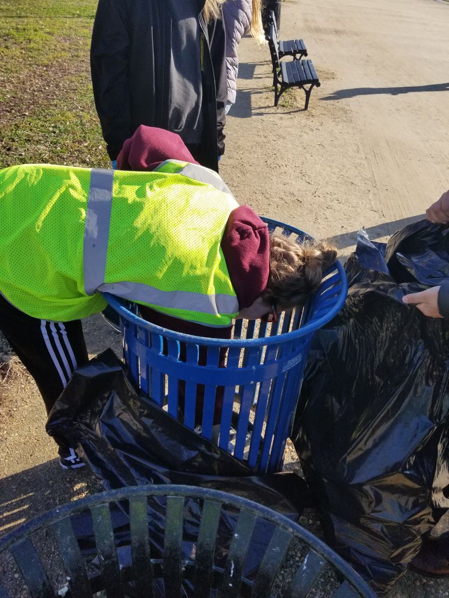 MKA_DC's tweet photo. Our youth teamed up with the local residents to clean the @NationalMallNPS, @uscapitol grounds and George Mason Memorial amongst the government #shutdown. #WhatMuslimsDo https://t.co/JJ4RvD7Zeb