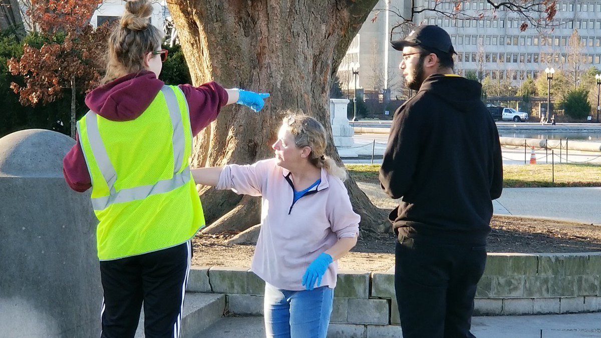 MKA_DC's tweet photo. Our youth teamed up with the local residents to clean the @NationalMallNPS, @uscapitol grounds and George Mason Memorial amongst the government #shutdown. #WhatMuslimsDo https://t.co/JJ4RvD7Zeb