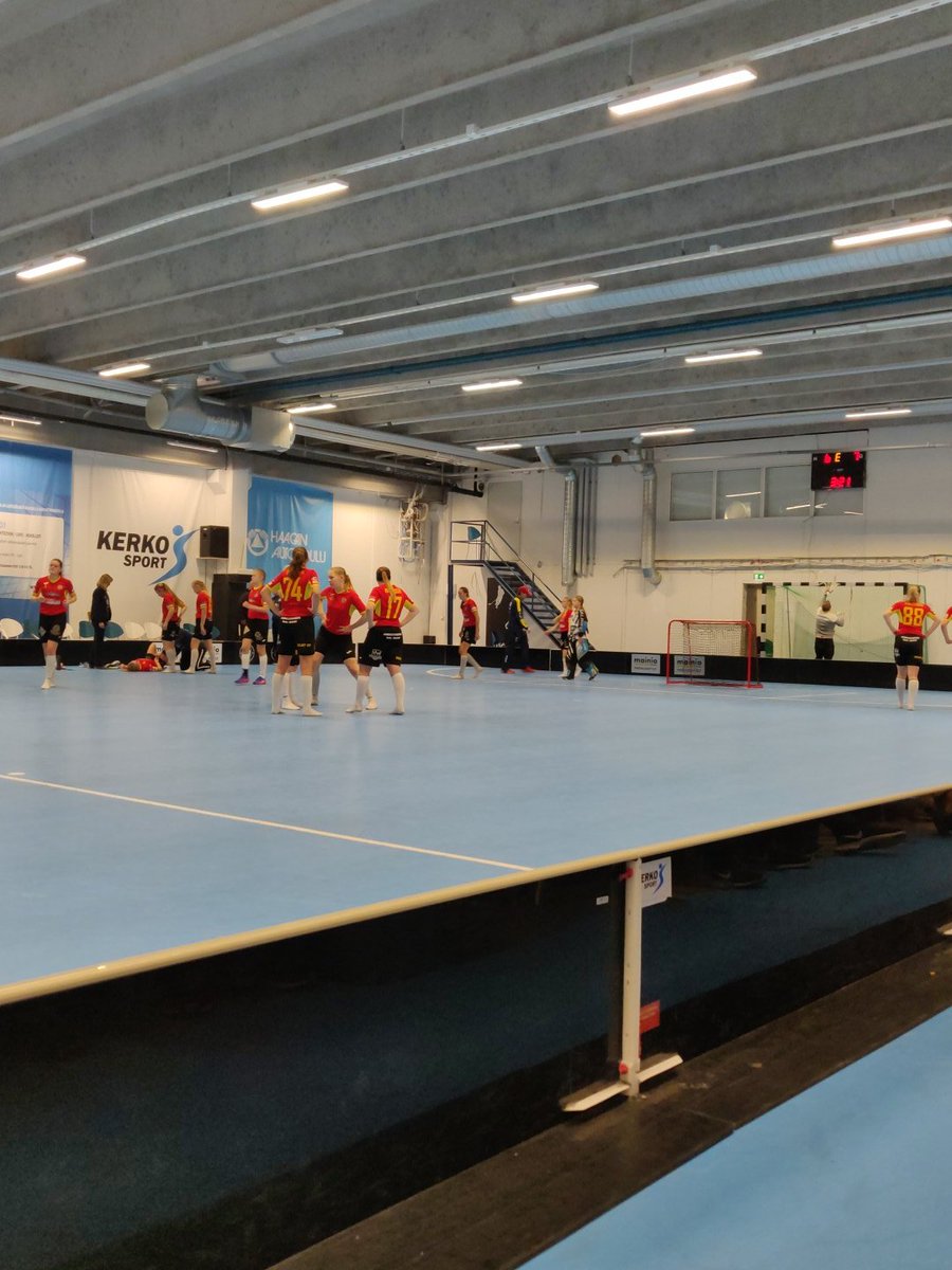 Loistofans's tweet photo. #loistoat takaa ohi 6-7 ja voittoon @BCLoistoA_tytot #salibandy #atsm https://t.co/Plf4tU6BN9