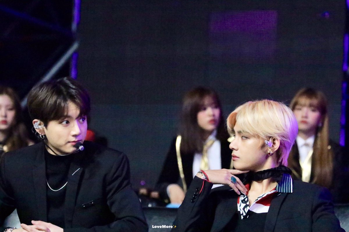 LoveMore9597's tweet photo. 190106 GDA
🤔🤔🤔

#국뷔 #taekook #kookv @BTS_twt #방탄소년단 #BTS⁠ ⁠⁠ #태형 #정국 https://t.co/H1mtvTIv7D
