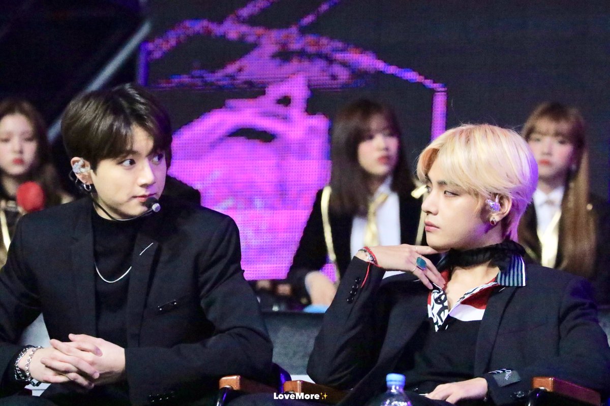 LoveMore9597's tweet photo. 190106 GDA
🤔🤔🤔

#국뷔 #taekook #kookv @BTS_twt #방탄소년단 #BTS⁠ ⁠⁠ #태형 #정국 https://t.co/H1mtvTIv7D