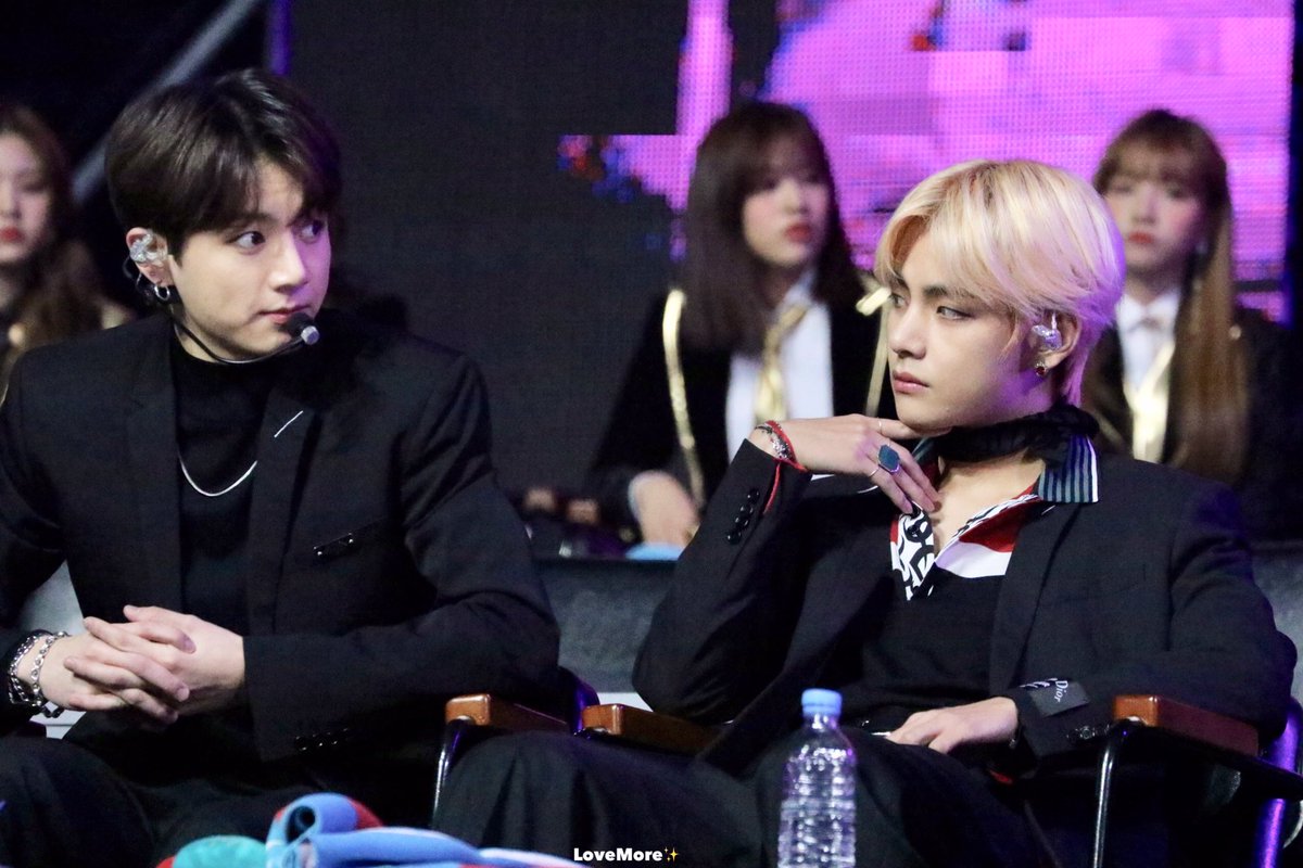 LoveMore9597's tweet photo. 190106 GDA
🤔🤔🤔

#국뷔 #taekook #kookv @BTS_twt #방탄소년단 #BTS⁠ ⁠⁠ #태형 #정국 https://t.co/H1mtvTIv7D