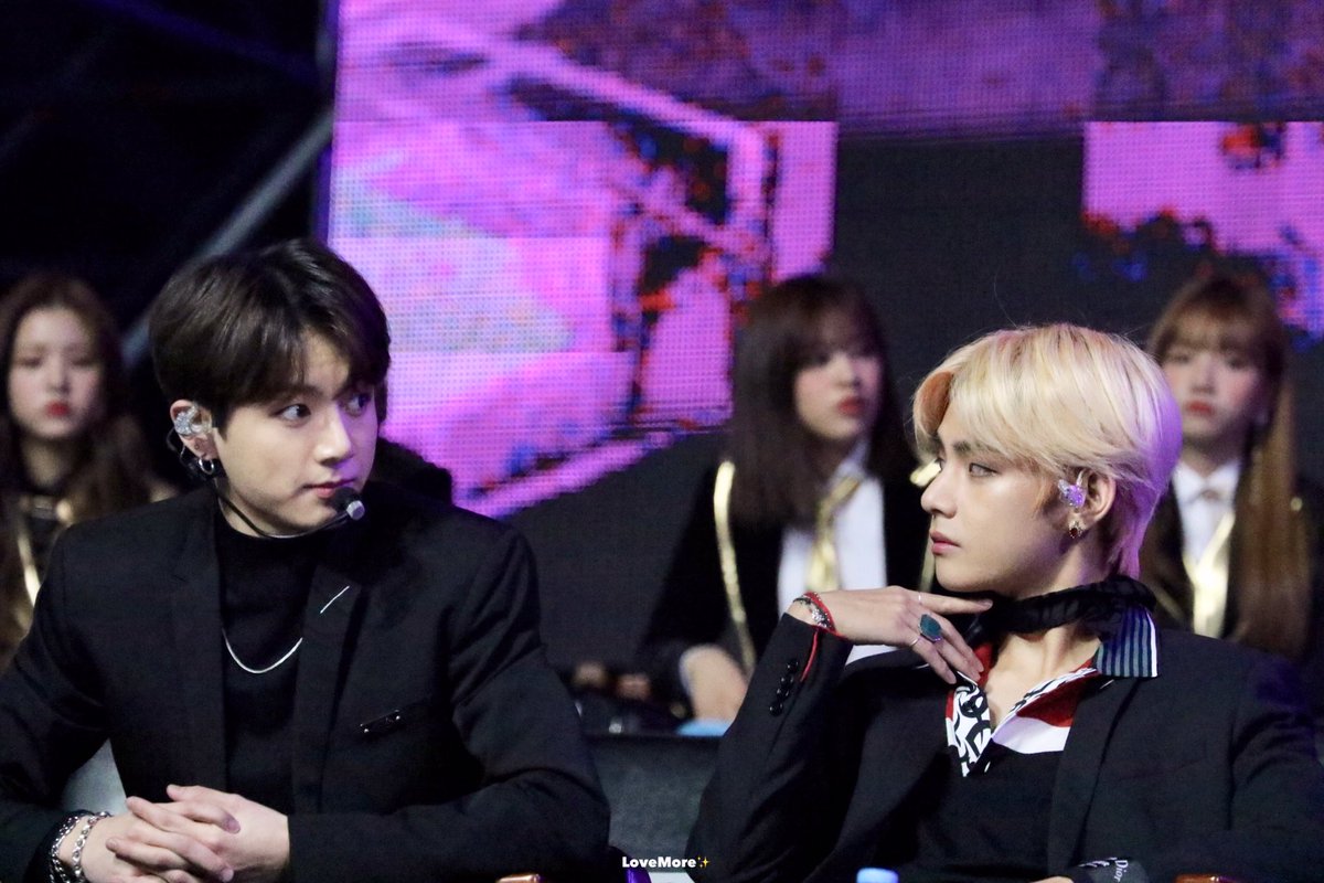 LoveMore9597's tweet photo. 190106 GDA
🤔🤔🤔

#국뷔 #taekook #kookv @BTS_twt #방탄소년단 #BTS⁠ ⁠⁠ #태형 #정국 https://t.co/H1mtvTIv7D