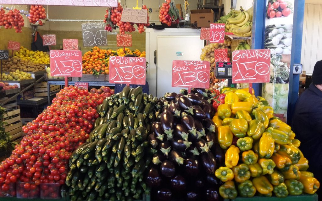 pastaevangelist's tweet photo. Just look all that gleaming Italian produce! Grown in nutrient rich soil and allowed to absorb the suns rays. Wonderful find from our very own, Gaetano, at Bari market, in Puglia ๐
๐
#puglia #freshproduce #italianescapes https://t.co/MhAAFqkZrz