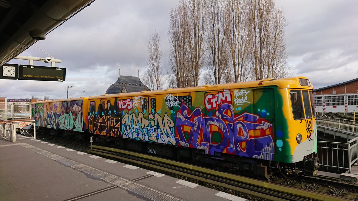 TrainsBB's tweet photo. Öffentliche Ausstellung der #BVG am Bahnhof Warschauer Straße

#artwork #berlin #color #db #graffiti #painting #streetart #ubahnberlin #ubahn #spraytrain #trainart #trainbombing #trainwring #train #urbanart #zugliebe #jkl #ctm #vds #harem #yum #mero #fesr #kild #keek https://t.co/HWp2pSPyUk