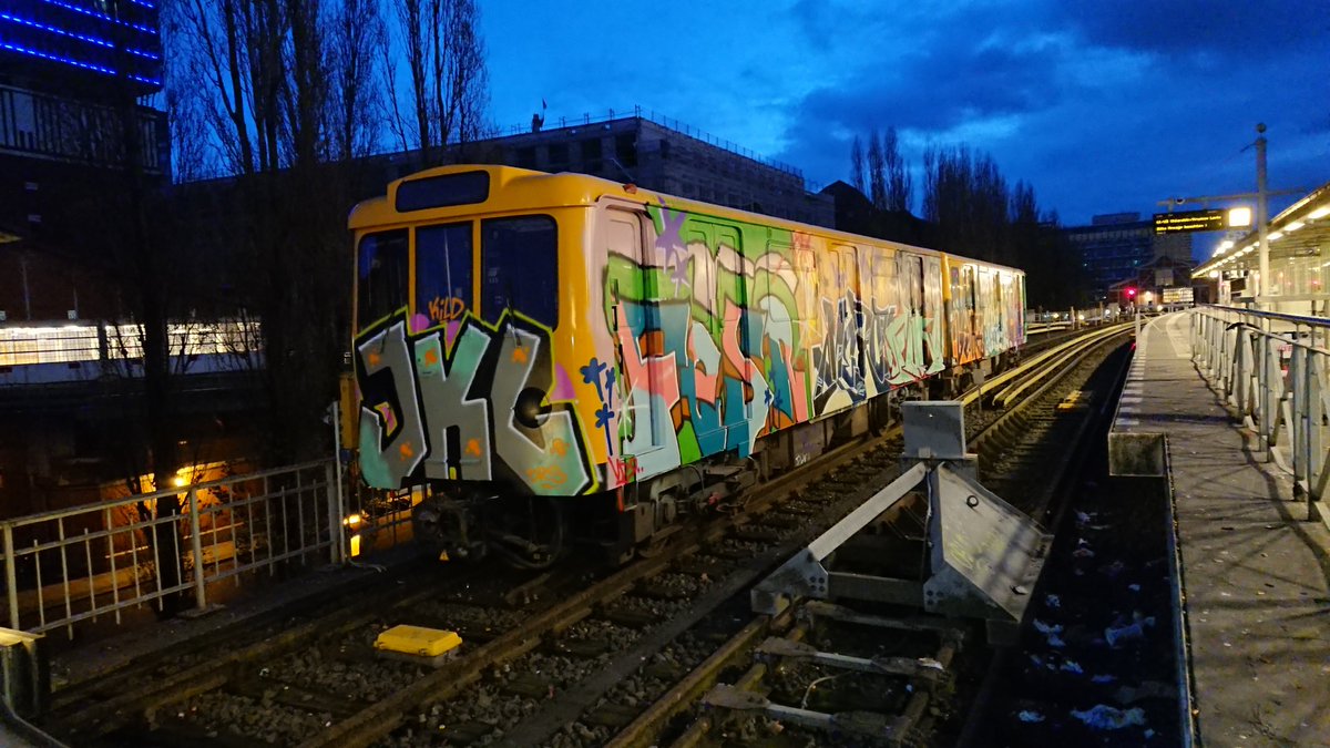 TrainsBB's tweet photo. Öffentliche Ausstellung der #BVG am Bahnhof Warschauer Straße

#artwork #berlin #color #db #graffiti #painting #streetart #ubahnberlin #ubahn #spraytrain #trainart #trainbombing #trainwring #train #urbanart #zugliebe #jkl #ctm #vds #harem #yum #mero #fesr #kild #keek https://t.co/HWp2pSPyUk