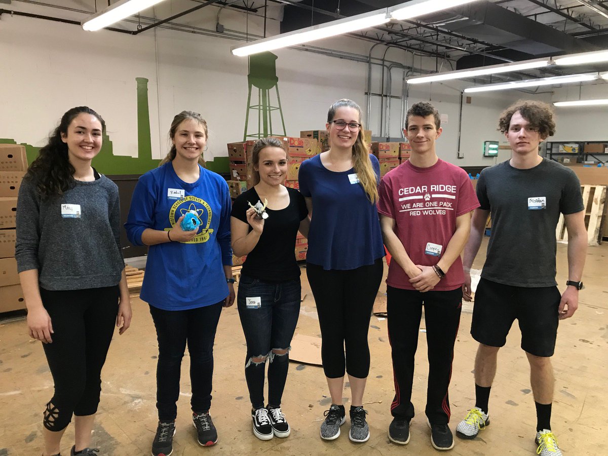 MsDankuCRHS's tweet image. Cedar Ridge National Honor Society members enjoying their work at the Durham Food Bank. #CedarRidgeNHS