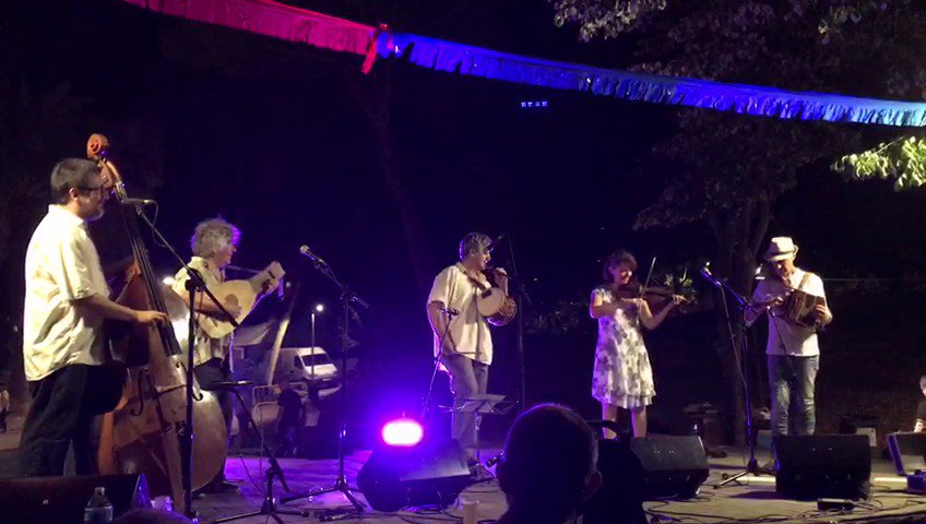 També el juny, però de 2017, QRambla! celebra el seu 25è aniversari i ens proposa actuar al Folk de Sant Joan youtube.com/watch?v=Q-oZ8X…