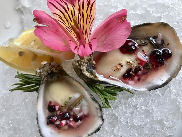 massfishhouse's tweet photo. OYSTER SUNDAY! 
#frenchkiss #chesapeake #kumamoto #evansbay #massstfishhouse #rawbar https://t.co/rwXYCkLyJO https://t.co/mLrbfW0yvV