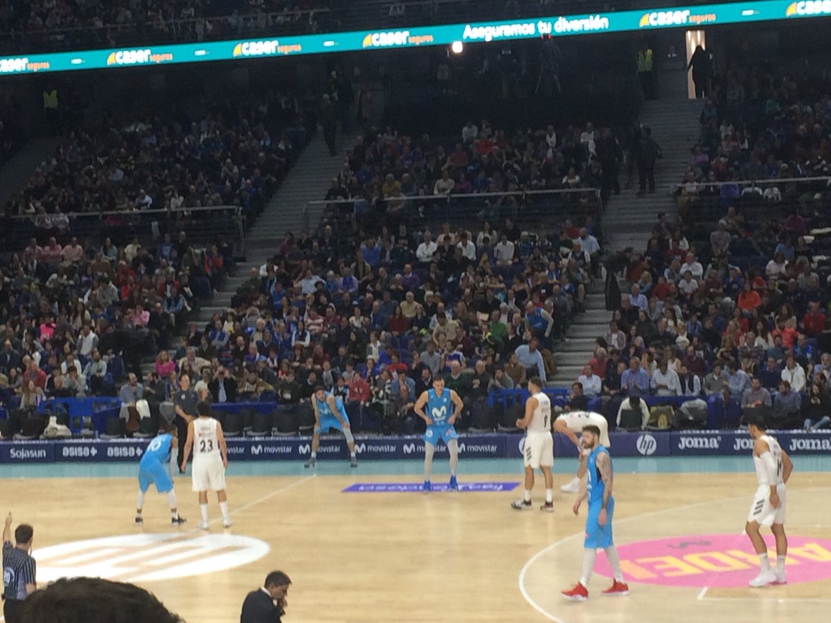 CD_Baloncesto's tweet photo. ¡Comienza el tercer cuarto! #MovistarEstudiantes 46-49 #RealMadrid https://t.co/fCmMepiJ7J