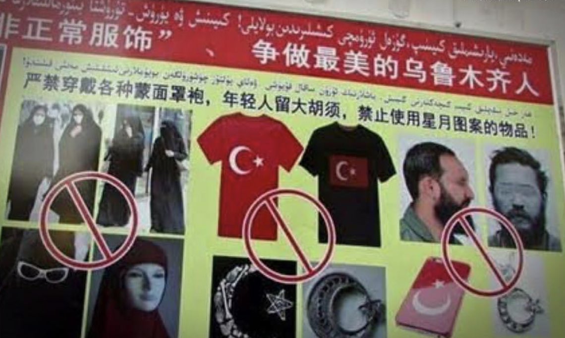 Çin bu şekilde soydaşlarına yasaklar uyguluyor. Fotoğrafı iyi inceleyin..
Türk bayrağı dahil Türklüğü temsil eden herşey yasaklanmış durumda..
Kardeşin kan ağlıyor Türkiye..
Daha ne kadar sessiz kalacaksınız ?
Kıyım bitince mi ?