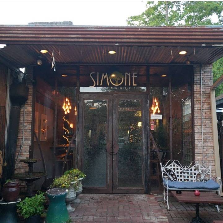 #Sundays are for #bloodymarys &amp; mimosas🤗

Sunday- $3 #mimosas $5 wells $4 bloodymarys

#houston #houstonhappyhour #cocktails
.
.

 #sundayvibes #sundayfunday #ricevillagehouston #riveroaks #ricevillage #dogfriendly #wifi #patio #datenight #datenightspot #houstondatenight