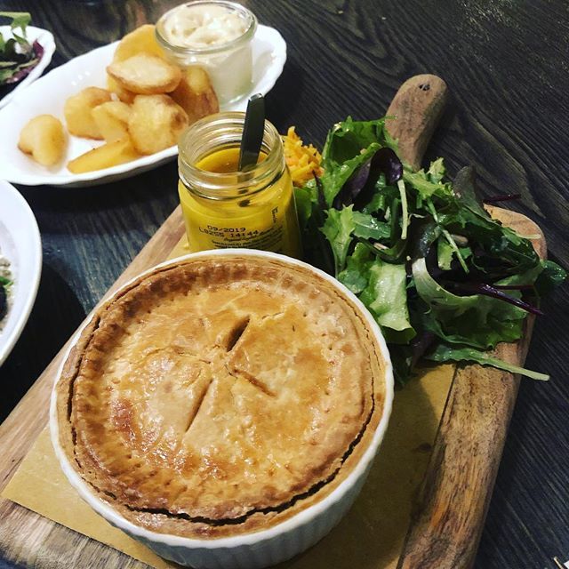 The pie in The Cottage. Beide kan ik van harte aanbevelen.  Vergeet er ook niet de mosseltjes te bestellen. En meneer Hamersma vindt dat je daar dan de garganega bij moet drinken. Ik heb naar hem geluisterd... bit.ly/2Tzk6l0