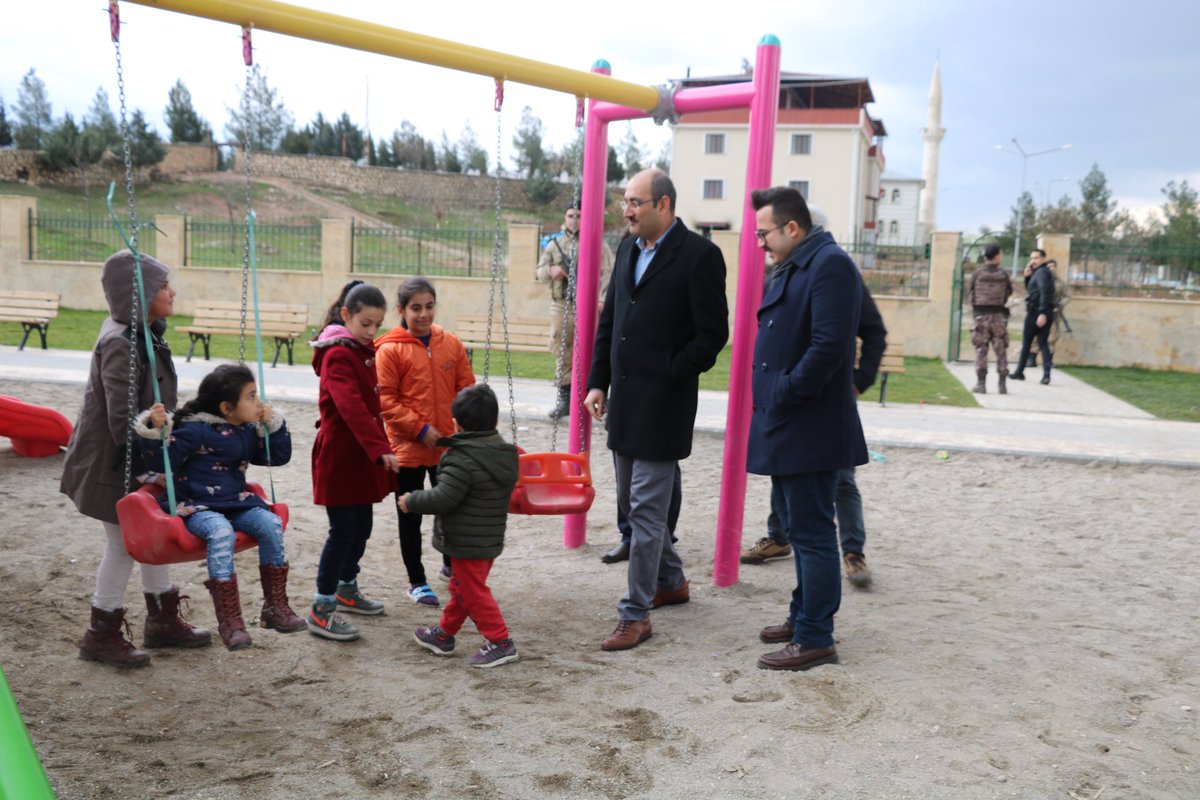 Kurtalan Kaymakamı / Kayabağlar Belediye Başkan V. <a href="/ihsanemre/">İhsan Emre AYDIN</a> Aydın,  İlçe Cumhuriyet Başsavcısı Gürol Yıldız ve İlçe Müft. Vaizi Taha Ay ile birlikte beldemizi ziyaret etti. Vatandaşlarımızla bir arada olmaya özen gösteren Aydın, parkta oynayan çocuklarla ilgilenerek sohbet etti