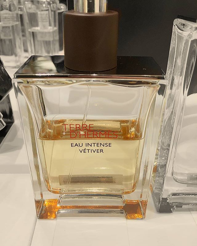 LifeFrag's tweet image. Terre d'Hermès Eau Intense Vetiver by Hermes - Opening with Bergamot &amp;amp; Grapefruit onto a Geranium, Vetiver &amp;amp; Pepper heart before settling into a Amber wood base. Continuing on with the Hermes theme. This a reflectively new release and appears to be a flanker of the original …