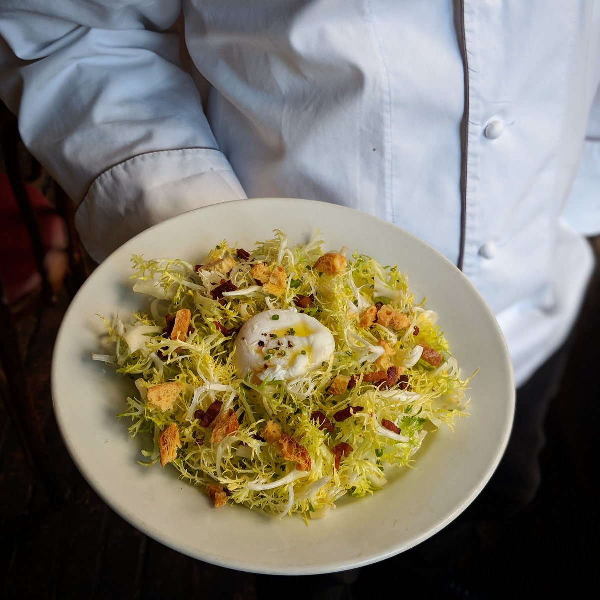 Sticking to the classics 🍳🌿 Friseé Salad | 63°C egg, bacon lardon, sherry vinaigrette, toasted baguette crostini