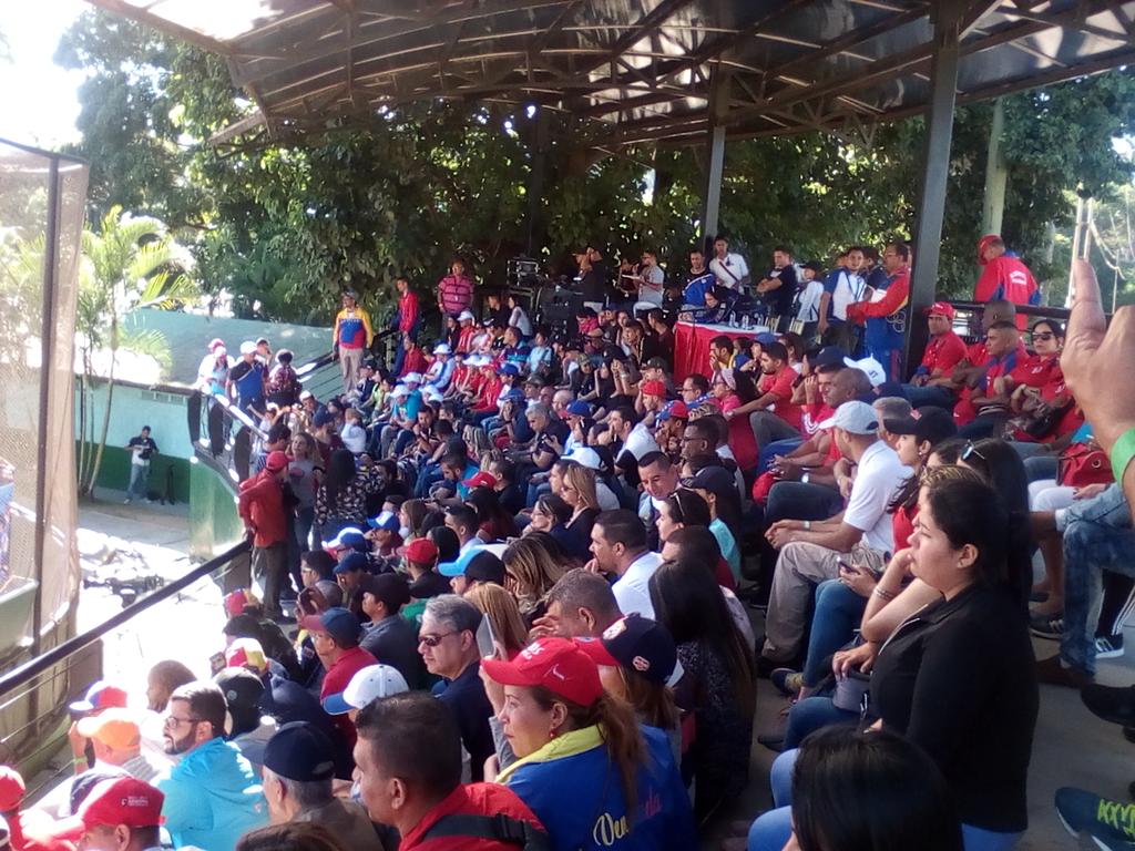 JovenDelBarrio's tweet photo. 🔴 Ahora || Desde el estadio 8vo inning en Fuerte Tiuna, estamos activos para vacilar esta partida de Softball, el Presidente @NicolasMaduro y quiénes estamos con él. 

La misa del deporte. #AndamosEnOtra https://t.co/70leY9XofR