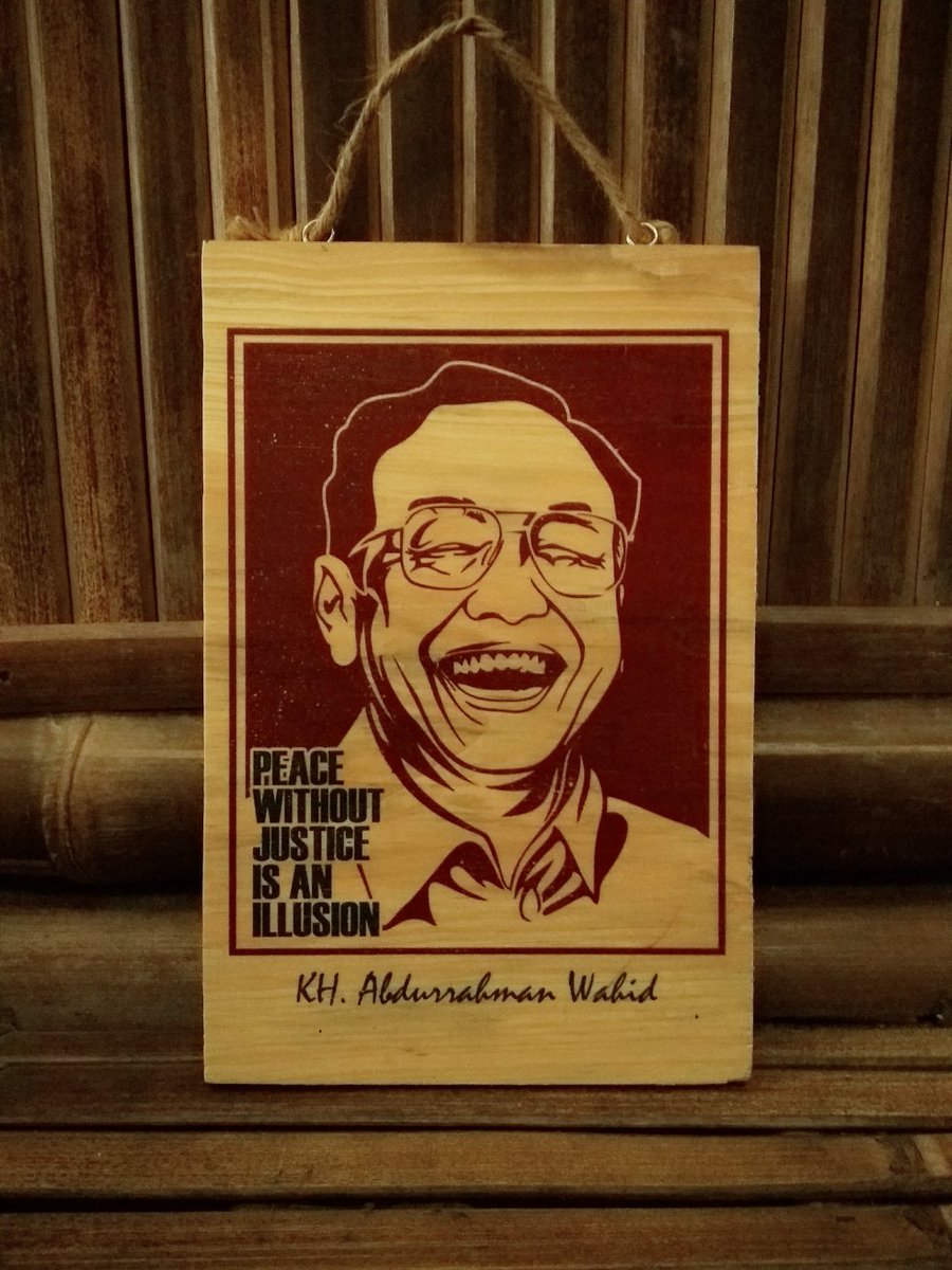 Teyenk_CRSN's tweet photo. Alfatihah untuk beliau2 sang Guru Bangsa 🙏
#Gusdur #CakNun #photo #wood https://t.co/P0RZzwIM0N