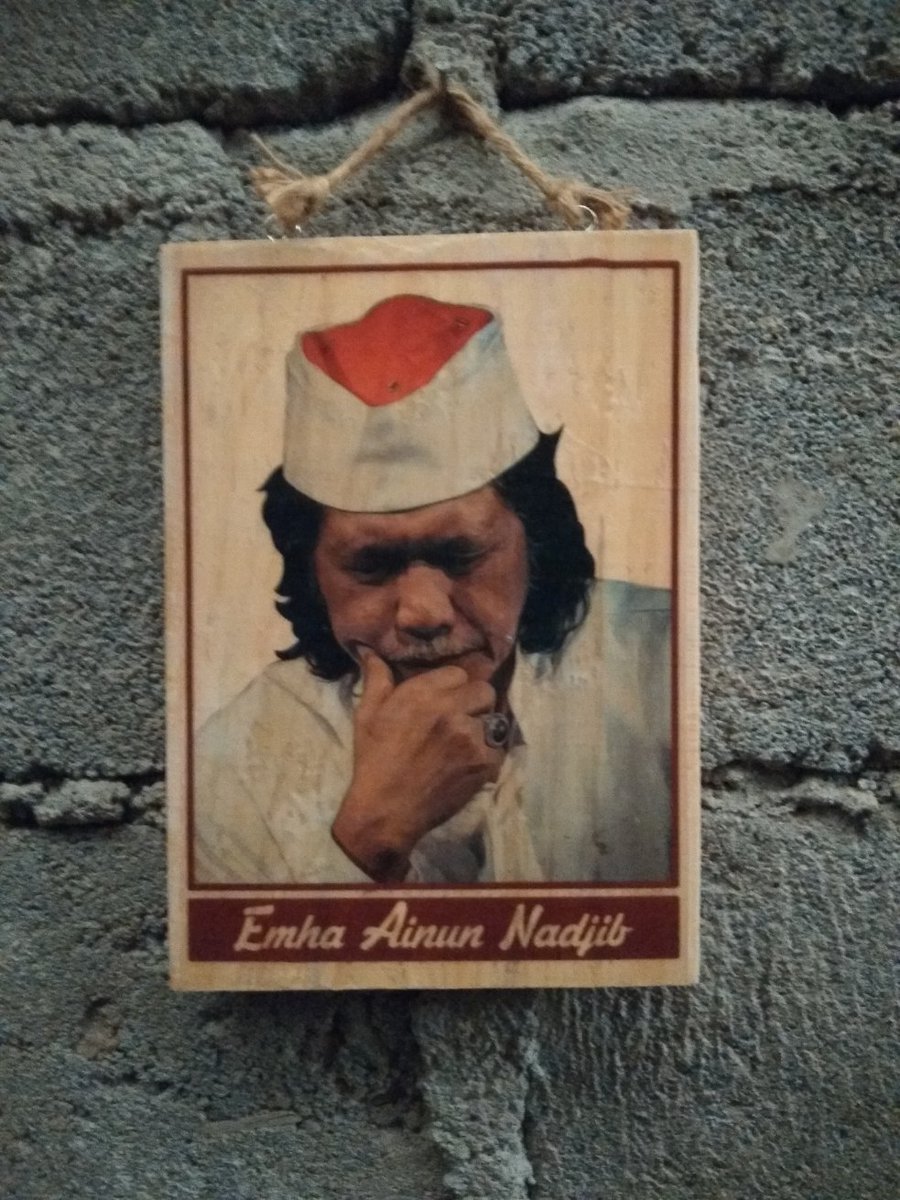 Teyenk_CRSN's tweet photo. Alfatihah untuk beliau2 sang Guru Bangsa 🙏
#Gusdur #CakNun #photo #wood https://t.co/P0RZzwIM0N