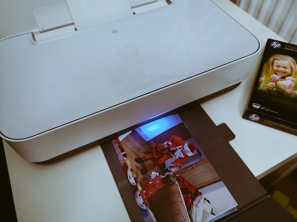 StuartSharples's tweet photo. So easy to print pictures from my phone with the HP Tango #ChristmasMemories #HPprinters #TheInsidersUK #Christmas @TheInsiders_UK https://t.co/lGVirA0BY1