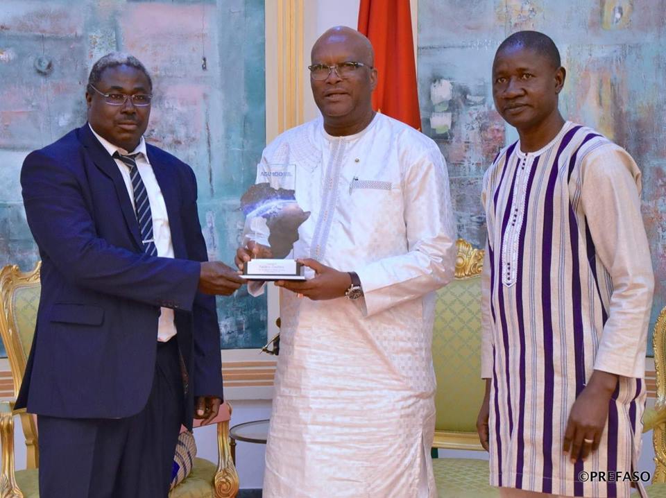 (Ouagadougou, 4 janvier 2019). Le président du Faso Roch Marc Christian Kaboré a reçu en audience,  le lauréat du prix Afrique pour l’excellence de la recherche en physique spatiale, Pr Frédéric Ouattara