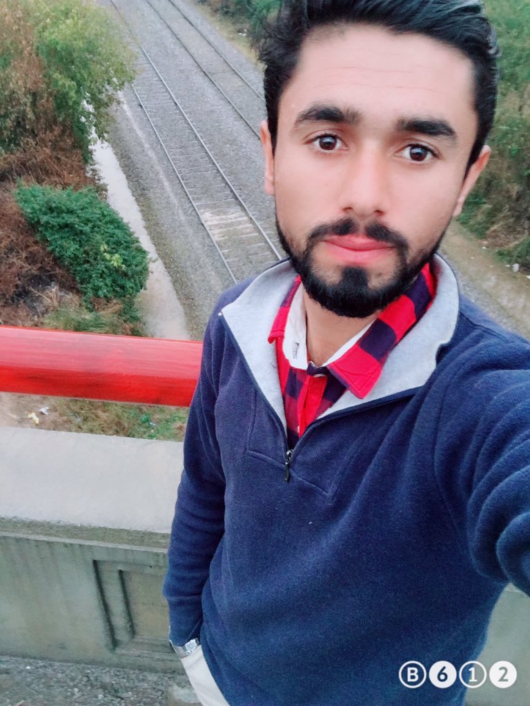 imuhammadessa's tweet photo. Yes this me 😊
#technologyguy #CsDept #onthewaytomurree #iphoneClick #midStop #railpatlai 😋🔥 https://t.co/QL4XkEmGNp