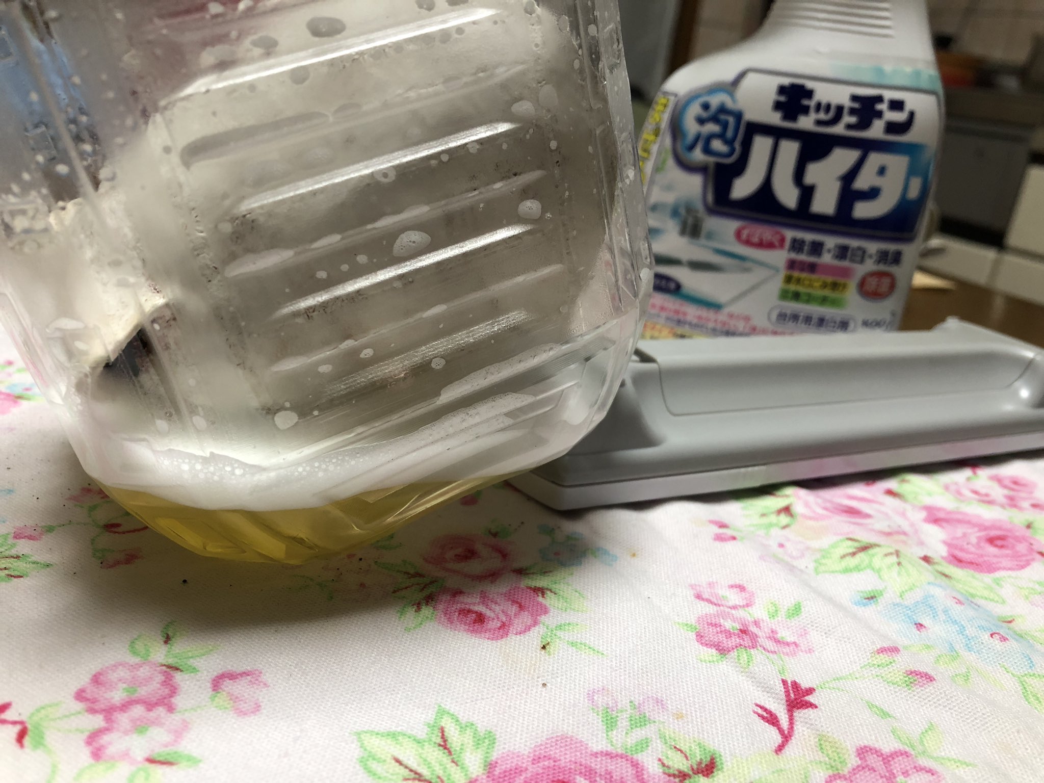 まいちゃん 猫香炉のお口がヤニで汚れてきたので掃除をします 漂白剤に沈めると綺麗になるとのことなのでキッチン泡ハイターに沈めて5分待って終わり 白亜器