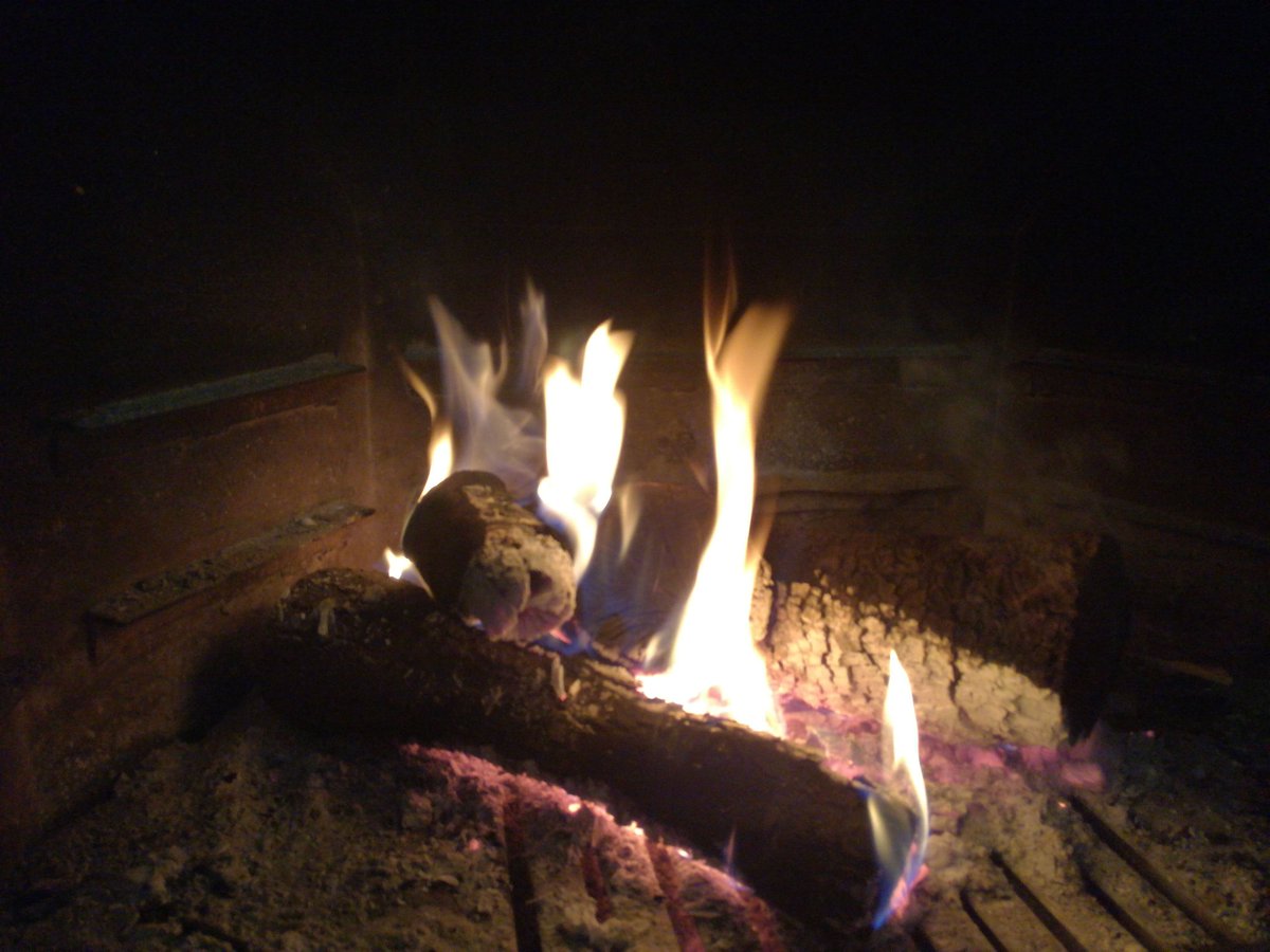 El calor suele partir de dentro; el recibido es mero complemento. (Creo).
#BuenasNoches, buena gente.