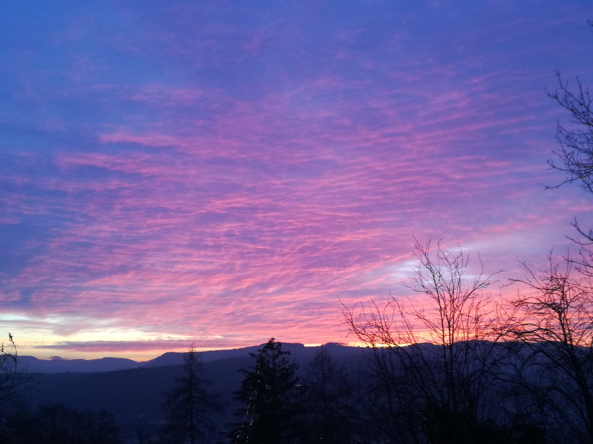 Blackmill_228's tweet photo. ♥️🙌💙
#heaven #red #blue #clouds https://t.co/ibFSJFduid