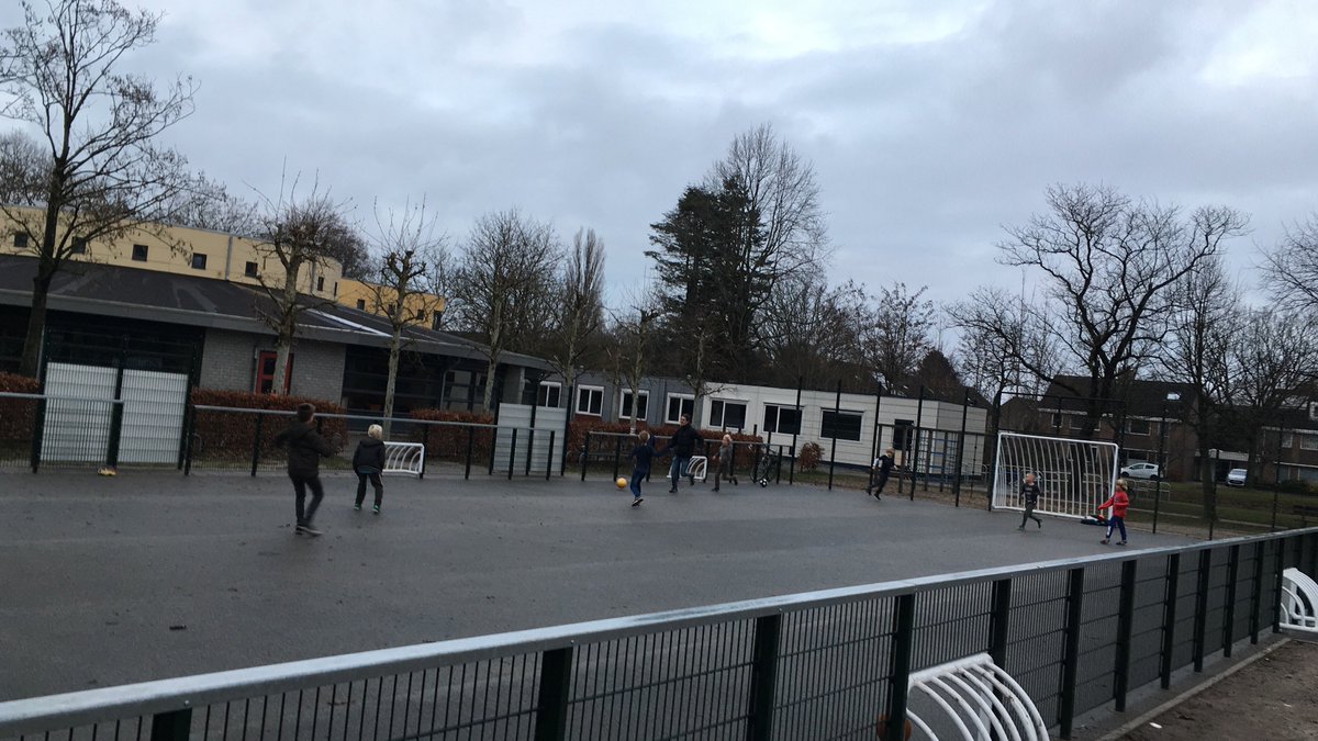 KoemanHaren's tweet photo. Was weer gezellig druk vanmiddag op de @KoemanHaren #playground Morgen weer een fris en fruitig begin na de kerstvakantie binnenkort informatie over activiteiten in 2019 op https://t.co/kTiyDu6iju plus overzicht activiteiten en aanmelden via https://t.co/YGU1gTyOGG #gezondheid 🍎 https://t.co/s2drcOFhu8