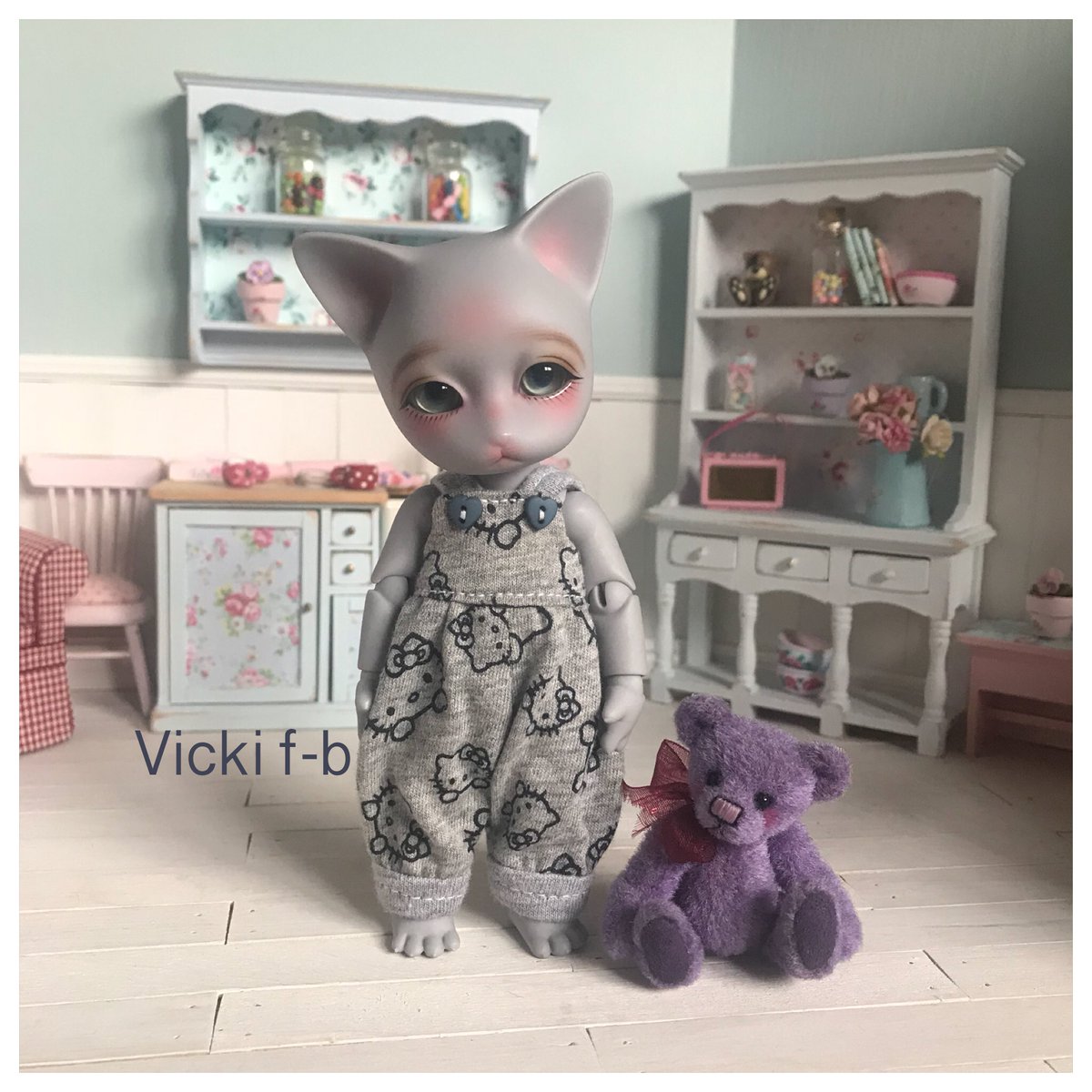 Baggaleybears's tweet photo. Hello kitty 🐱 Pipos grey Ringo,overalls by me (teddy by me Baggaley bears) #pipos #piposdoll #piposringo #bjd #baggaleybears #hellokitty https://t.co/HwhhnukXOS