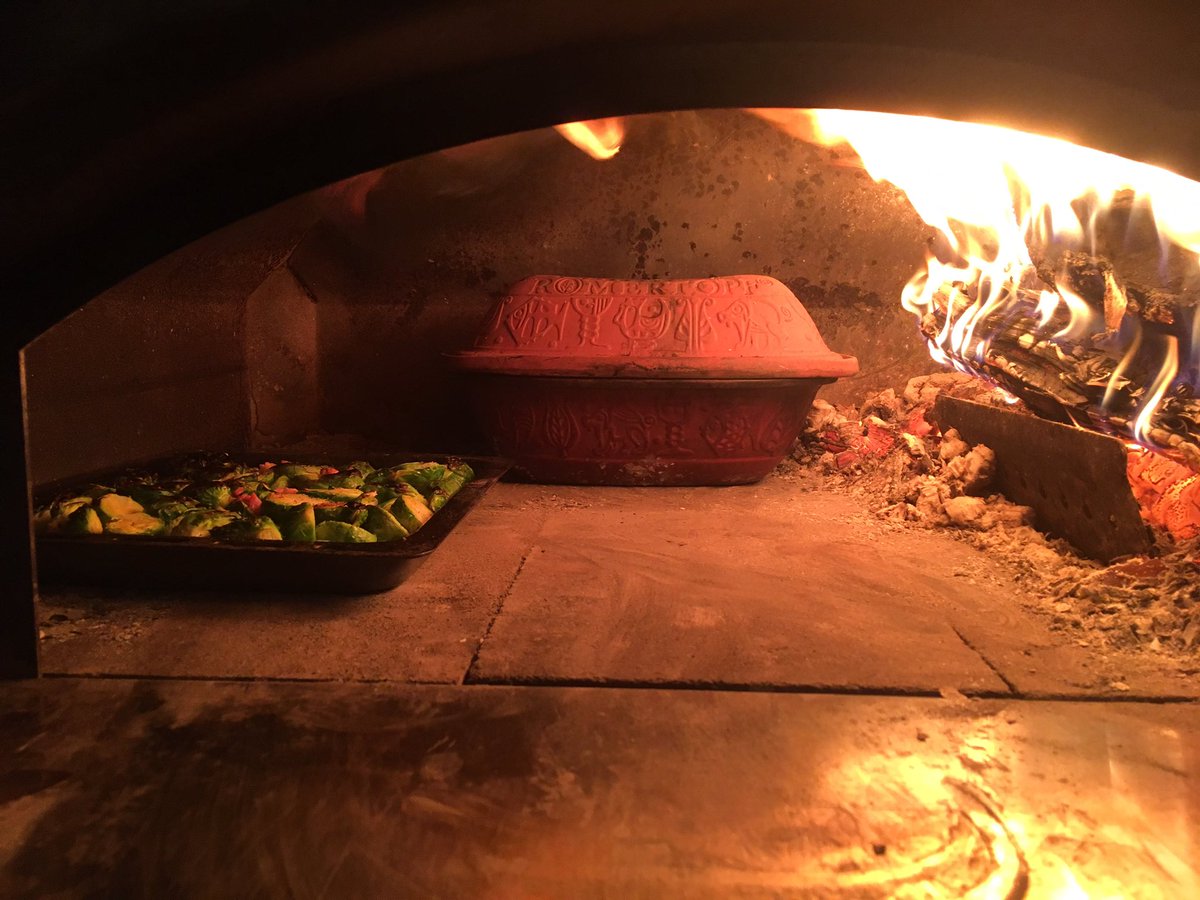 techomd's tweet image. #woodfired #TechoBloc #family #friends #outdoorliving #Pavers #srw #grillisland #castironcooking