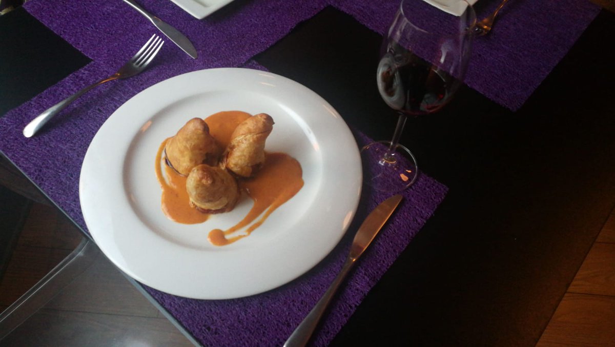 Rest_Martes13's tweet photo. Nuestros pimientos del piquillo rellenos de calamar y langostinos con crujiente de hojaldre....
No os lo perdáis!!! https://t.co/Z6eJygXHnd