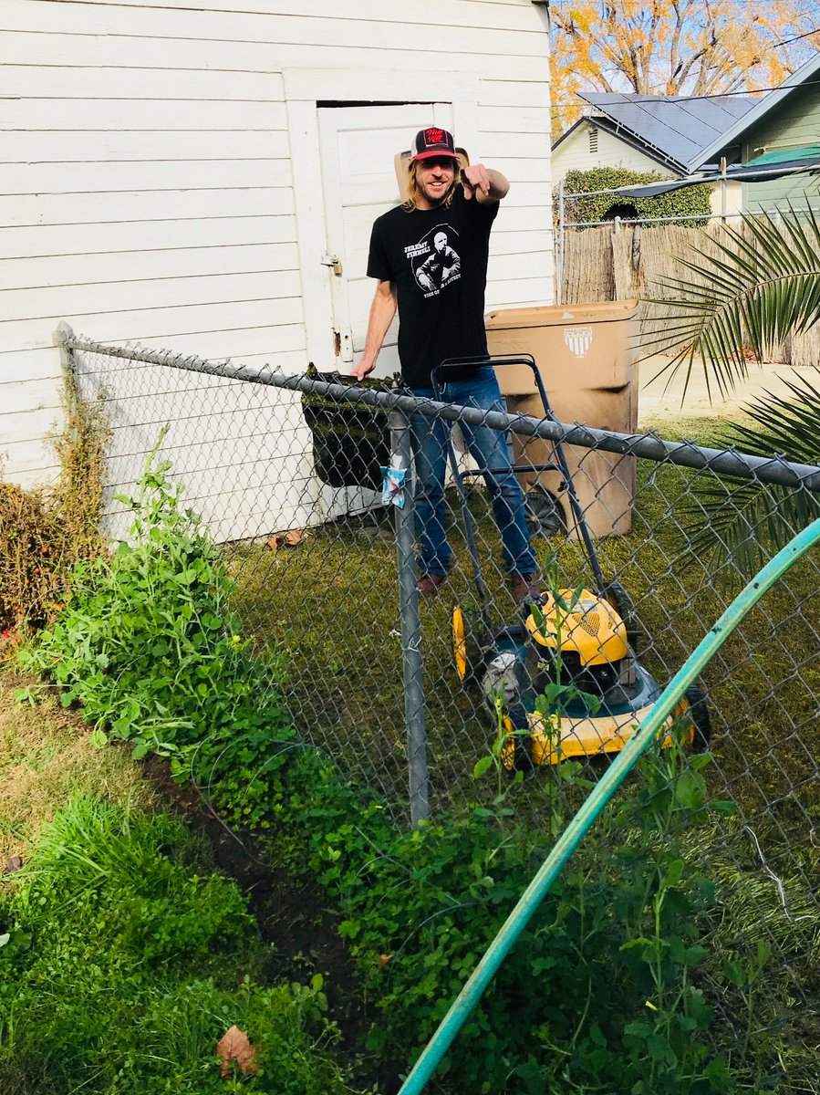 Intuitionskate's tweet photo. 🍃🍂Combing the yard - tryin’ to make #JeremyPinnell proud - on this fine Sundee! [In the town that #BuckOwens built, and God forgot.] #wellhell #godamighty #intuitionskateshop #dearjohndeere Sure could go for some sun ☀️ tea... #Bakersfield https://t.co/agJlfqeDwF