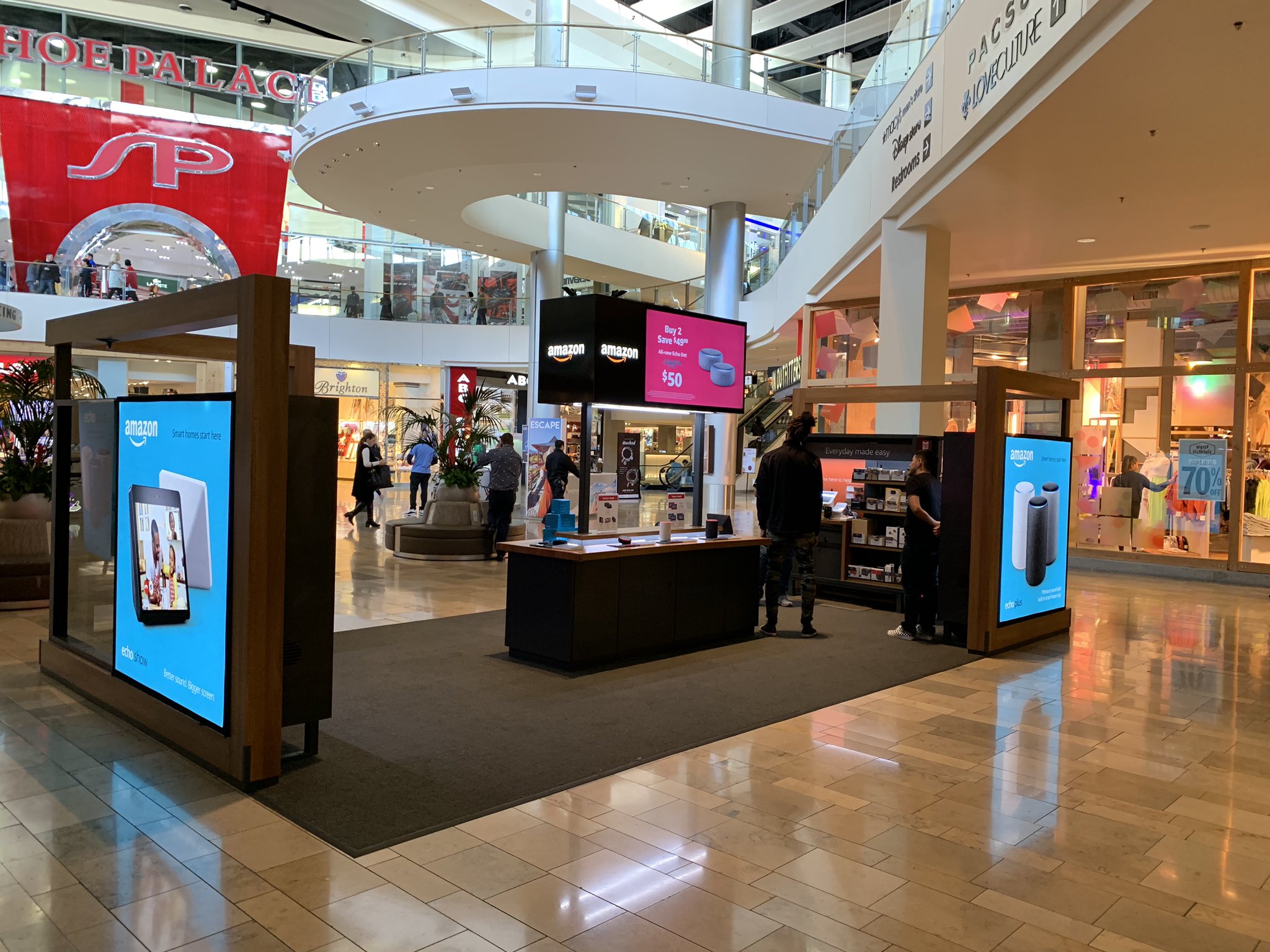 People entering the Apple Store, The Fashion Show Mall, Las Vegas