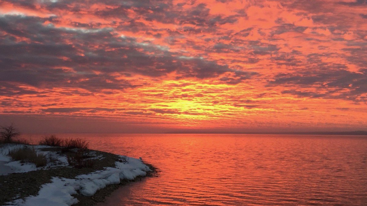 mackinacisle's tweet photo. Sunrise over Lake Huron.  January 5, 2019.  ⭐️⭐️⭐️⭐️⭐️ https://t.co/ECInHd4LCP
