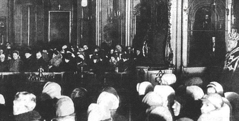 Voina_41_45's tweet image. 7 января 1944 во всех действовавших храмах блокадного Ленинграда были совершены божественные литургии. Митрополит Ленинградский Алексий в Рождественском послании писал про занесенный над врагами меч суда Божия – «И скоро этот меч опустится на все преступные головы»