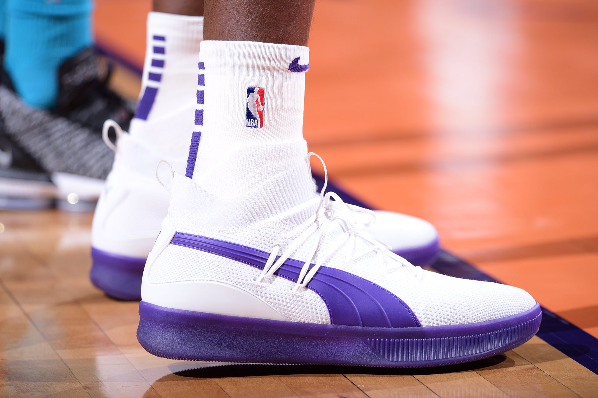 nacido Infrarrojo pestillo B/R Kicks on Twitter: ".@DeandreAyton with the Puma Clyde Court Disrupt  with the purple sole 💧 https://t.co/iq1yEbG34O" / Twitter