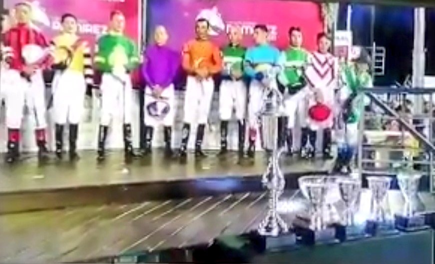 FocaNewsOficial's tweet photo. #Ramirez2019 En la previa a su último Gran Premio Ramírez se desmayó Falero y no pudo competir. First Thing salió primero. https://t.co/yhROGC1JIu